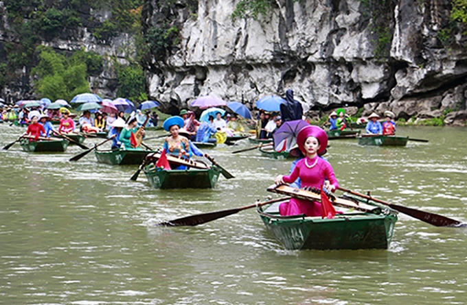 Biểu diễn nghệ thuật phục vụ du khách.