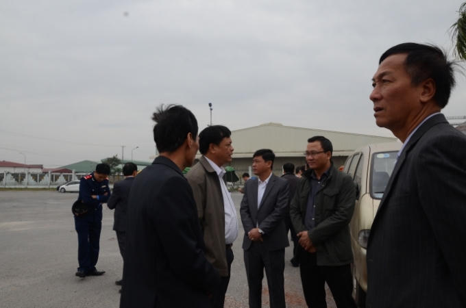 Ông Khuất Việt Hùng cùng đoàn kiểm tra thị sát tại trạm kiểm soát tải trọng xe trên QL39 qua thị trấn Lương Bằng, huyện Kim Động, Hưng Yên.