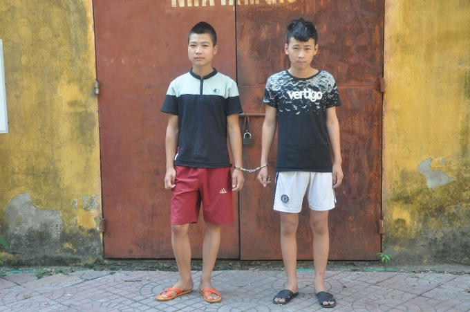 Hai đ&ocirc;́i tượng bị bắt giữ.