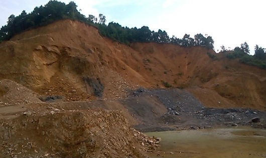 Một góc đồi Rọ Phải bị “xẻ thịt”.