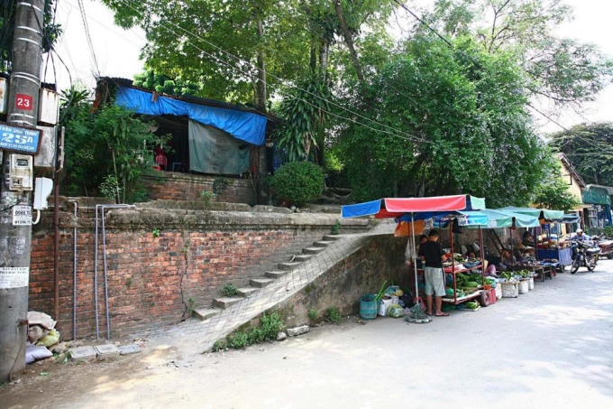 Xây nhà ở thượng thành có cả cầu thang đi lên - đường Ông Ích Khiêm, khu vực Đông Nam giữa cửa Thượng Tứ và cửa Đông Ba.