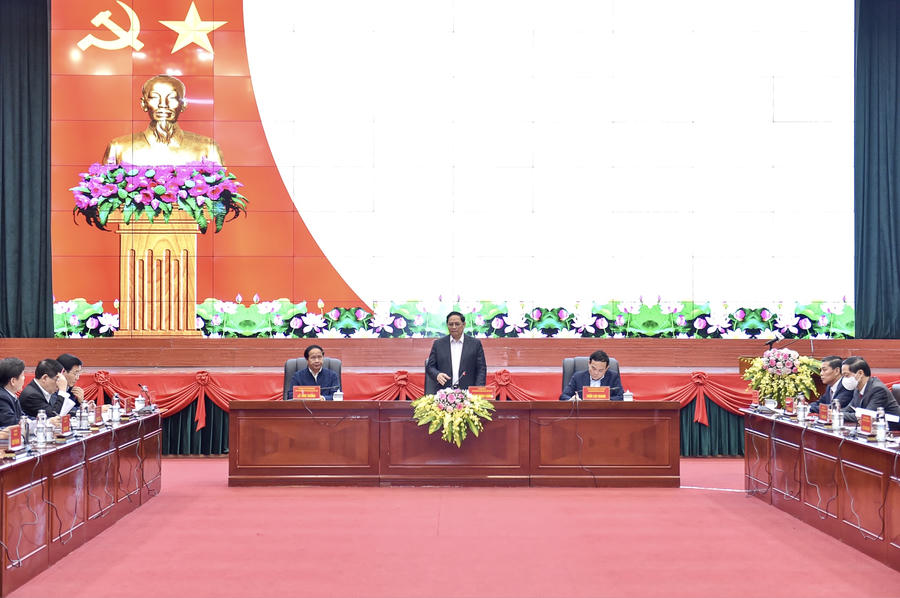 Tiếp đó, Thủ tướng và đoàn công tác làm việc với Ban Thường vụ Thành ủy Hải Phòng về tình hình phát triển kinh tế-xã hội.  (Link gốc: https://baochinhphu.vn/Tin-noi-bat/Chum-anh-Thu-tuong-Pham-Minh-Chinh-lam-viec-tai-Hai-Phong/456499.vgp)