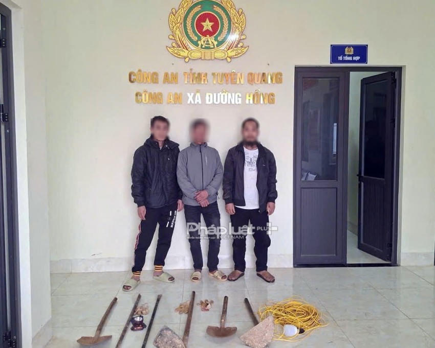 Nhóm đối tượng có hành vi thăm dò, khai thác vàng trái phép. (Ảnh: Mạnh Thắng).