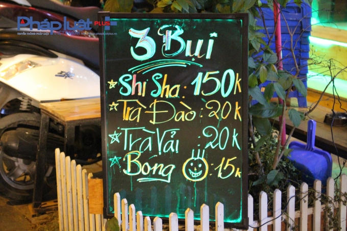 Một biển quảng cáo Shisha, bóng cười có giá rẻ.