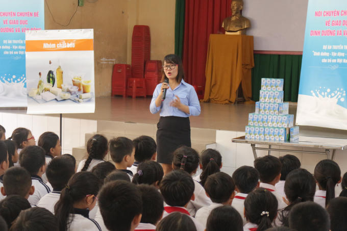 Nạp đủ 4 nhóm chất dinh dưỡng thiết yếu chất bột đường, chất đạm, chất béo, nhóm vitamin và khoáng chất