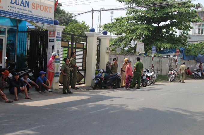 Cơ quan chức năng có mặt tại hiện trường vào trưa ngày 12/12.