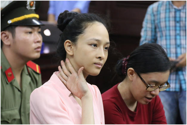 Hoa hậu Phương Nga tỏ ra khá thoải mái tại tòa dù diễn biến đang khá căng thẳng.