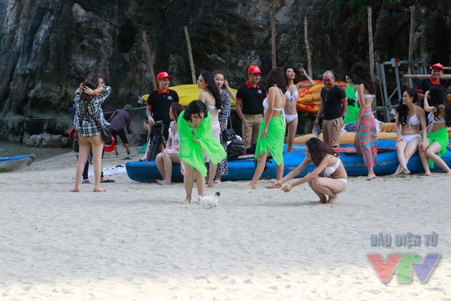 Th&iacute; sinh Hoa hậu Biển khoe d&aacute;ng sexy với bikini tr&ecirc;n b&atilde;i biển hoang sơ