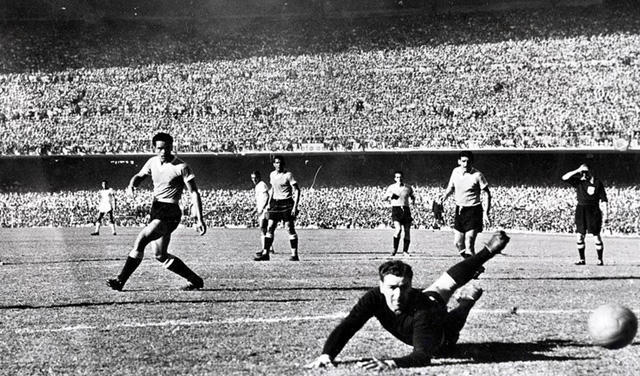 Ở kỳ World Cup tổ chức trên sân nhà, Brazil tràn đầy tự tin sẽ giành chức vô địch đầu tiên trong lịch sử. Họ đã tiến tới rất gần ngai vàng. Trước trận đấu cuối cùng (được ví như trận chung kết giải đấu), Brazil chỉ cần hòa Uruguay là lên ngôi. Hơn 200.000 người đã có mặt ở sân Maracana để chứng kiến thời khắc lịch sử của Brazi. Nhưng đáng buồn, đó lại là khoảnh khắc buồn nhất lịch sử của bóng đá nước này. Dù vượt lên dẫn trước nhưng Selecao đã bị lội ngược dòng và thất bại với tỷ số 1-2. Brazil tan mộng vô địch World Cup.
