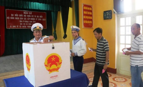 Chỉ huy và chiến sĩ bỏ phiếu (Ảnh: Tiến Long).