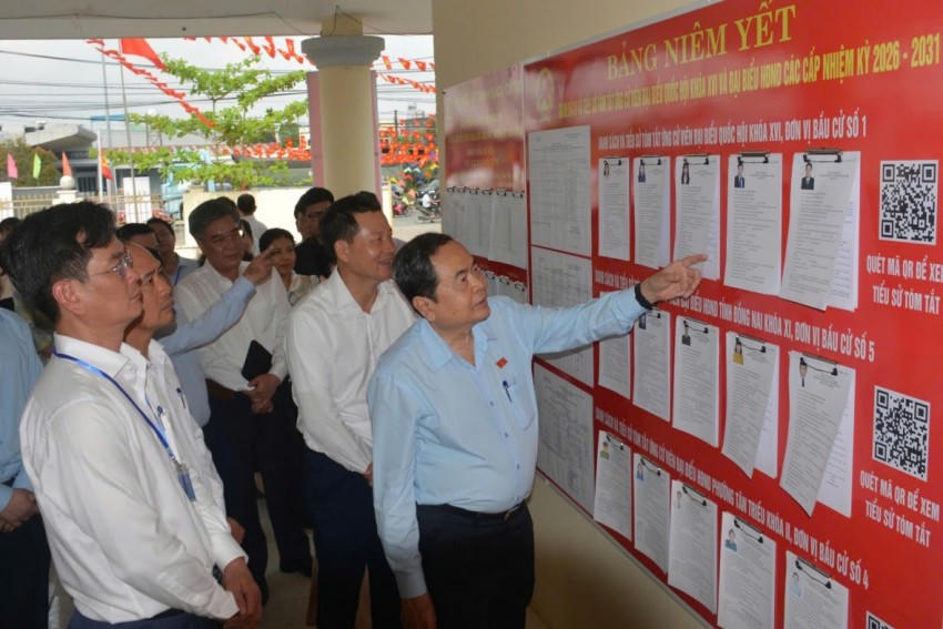 Ông Trần Thanh Mẫn, Ủy viên Bộ Chính trị, Chủ tịch Quốc hội, Chủ tịch Hội đồng Bầu cử quốc gia cùng đoàn kiểm tra, giám sát đã kiểm tra thực tế tại khu vực bỏ phiếu số 17, phường Tân Triều (tỉnh Đồng Nai) sáng ngày 5/3.