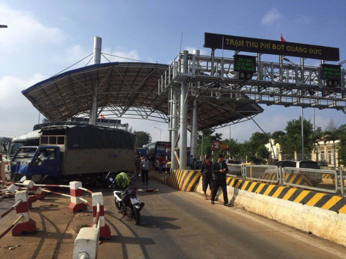 Một đoạn dải phân cách sát trạm BOT Buôn Hồ bị ủi bay