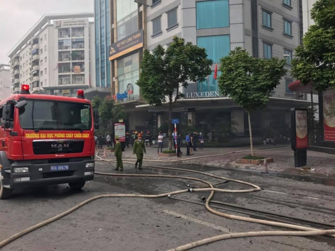 CGST và lực lượng chức năng đang phong tỏa đoạn đường xảy ra đám cháy. (ảnh Nguyễn Hữu Phương)