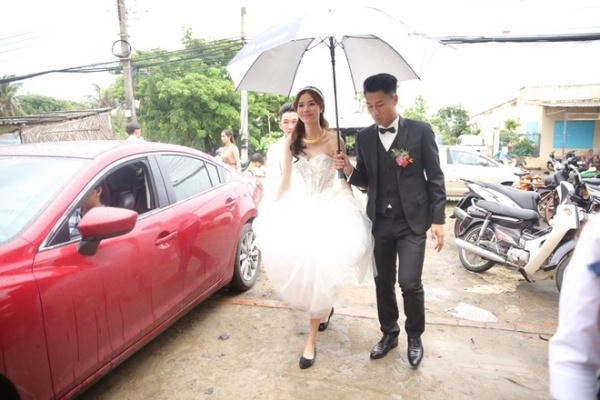 Mạc Hồng Quân che ô cho Kỳ Hân đến nhà hàng tham dự tiệc sau lễ ăn hỏi tại nhà cô dâu.