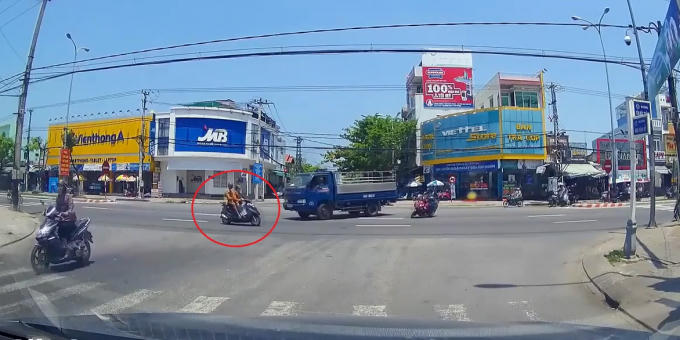 Hai chiếc xe máy vượt ẩu, thiếu quan sát tại ngã tư.