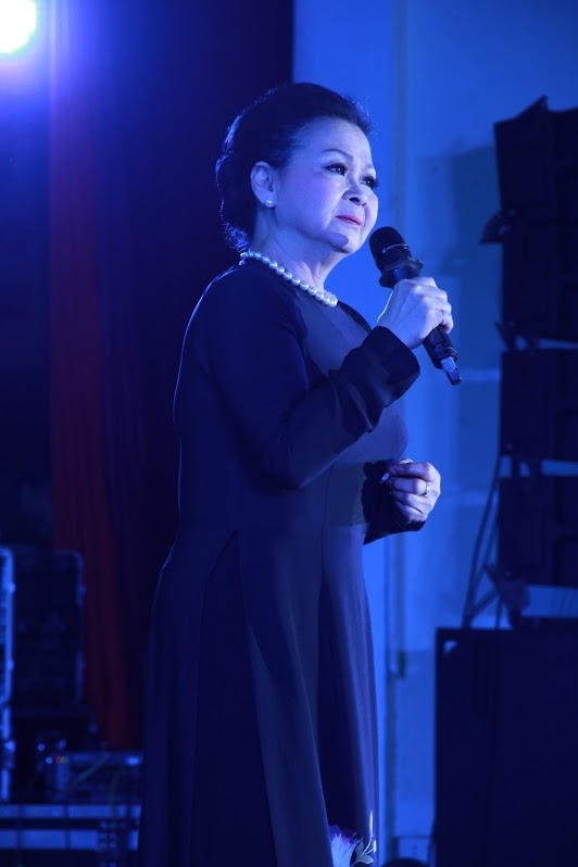 Khánh Ly hết mình trong đêm nhạc thiện nguyện.