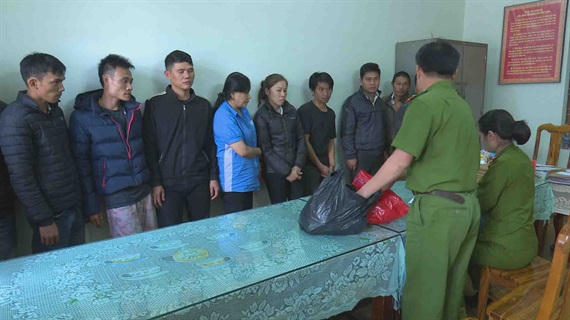 Các đối tượng bị phát hiện đang đánh bạc.