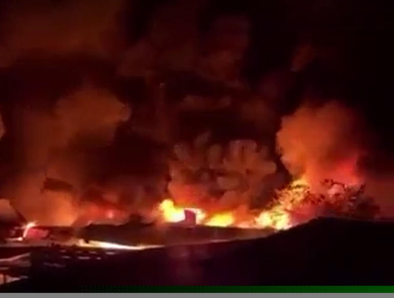 Kho hàng chìm trong biển lửa