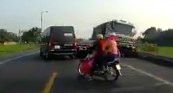 Chiếc xe tải lấn làn đường đâm vào xe máy khiến 2 người thiệt mạng (ảnh cắt từ clip-mạng xã hội).