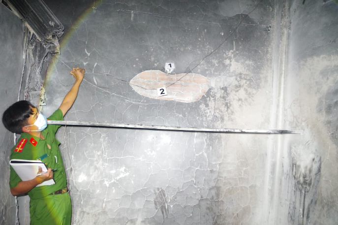 Công an khám nghiệm hiện trường.