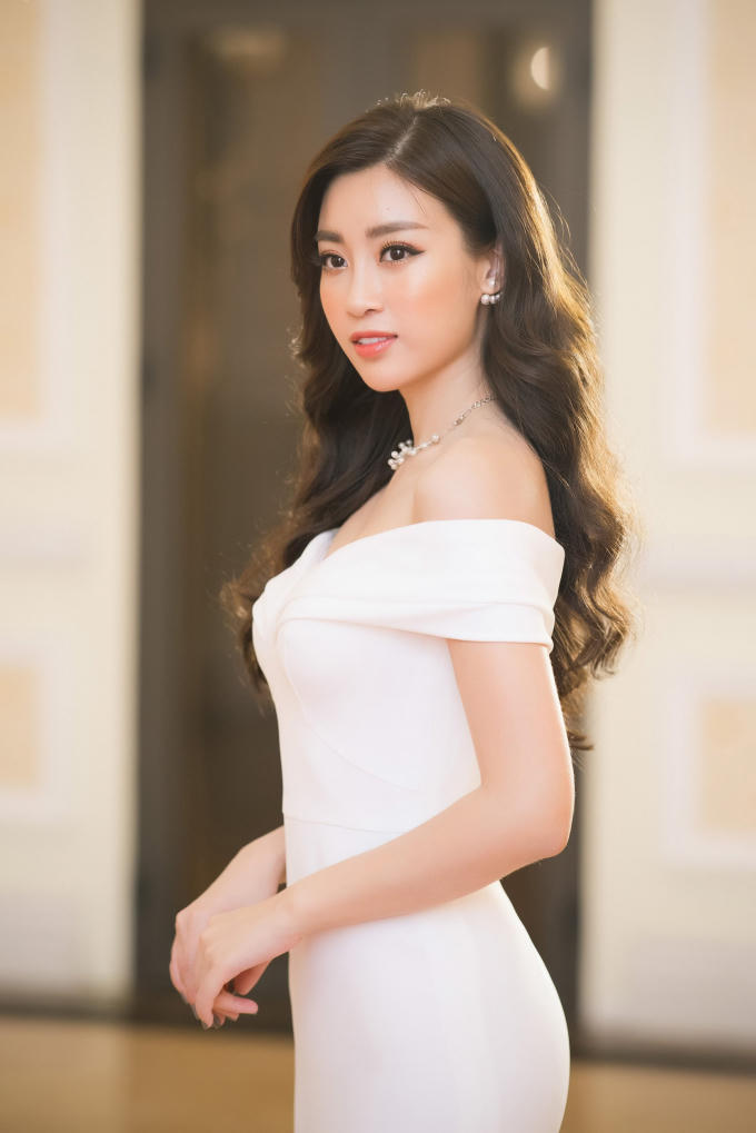 Đến với buổi lễ trao giải, hoa hậu “gây thương nhớ” bằng sự thanh thoát của mình trong trang phục đầm trắng của NTK Lê Thanh Hòa.