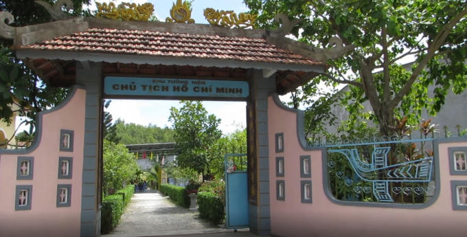 Khu tưởng niệm được xây dựng trên khuôn viên rộng hơn 2.000m2 .