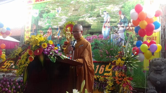 Những người đến với lễ Phật Đản nguyện cầu anh sáng từ bi, trí tuệ của Đức Bản Sư Thích Ca Mâu Ni.