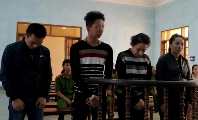 Nữ quái Nguyễn Thị Thùy Trang (đứng giữa) cùng các đồng phạm tại tòa.