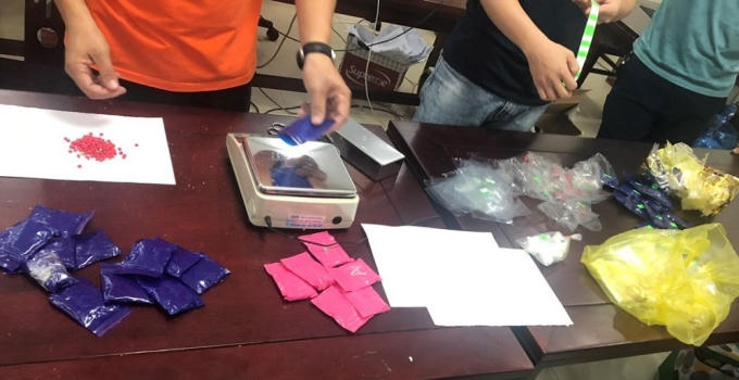 chu-quan-bar-trang-bi-vu-khi-nong-de-buon-ban-ma-tuy-2