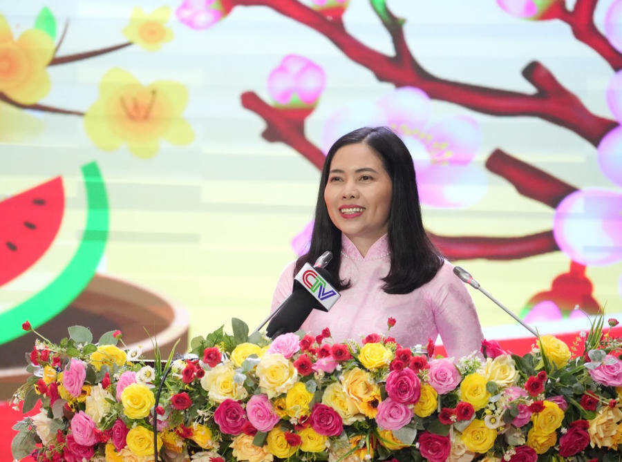 Nhà báo Trần Ngọc Lưu Ly – Phó Trưởng phòng Biên tập, Báo và Phát thanh – Truyền hình Cà Mau đại diện đội ngũ nhà báo, phóng viên phát biểu, bày tỏ mong muốn tiếp tục đồng hành cùng sự phát triển của tỉnh.