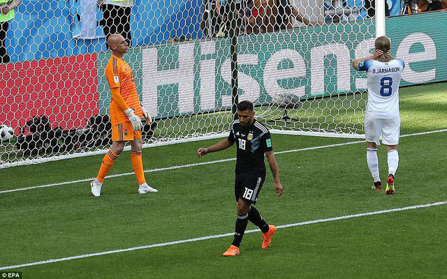 Salvio và hàng thủ Argentina để lộ nhiều sơ hở ở trận đấu này. Ảnh: EPA