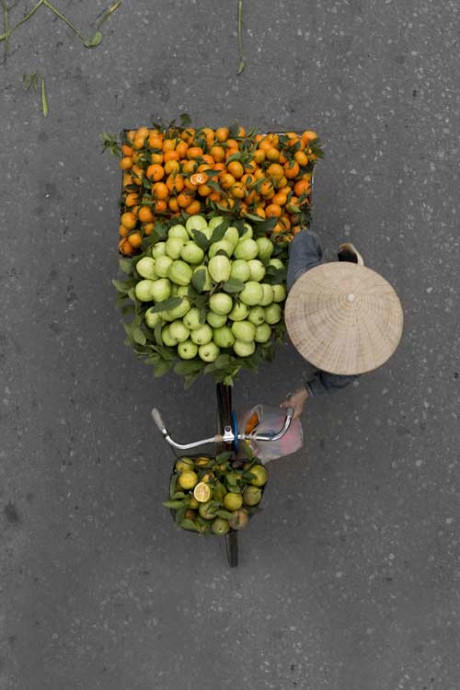 Gánh hàng rong Hà Nội đẹp mê hồn qua ống kính nhiếp ảnh gia nước ngoài