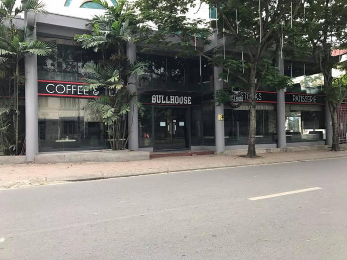 Nhiều quán cà phê dọc phố Hoa Lư buổi sáng vẫn mở cửa nhưng đến chiều đã đóng cửa vì không có khách.