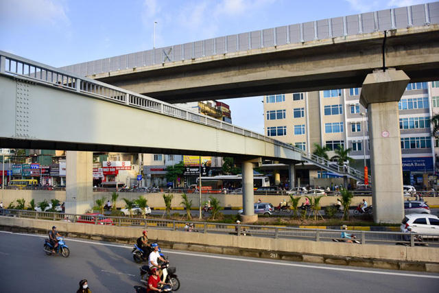 Để có lối đi riêng cho người đi bộ sang đường, một cầu vượt bộ hành được xây dựng cùng tầng đường cao tốc trên cao.