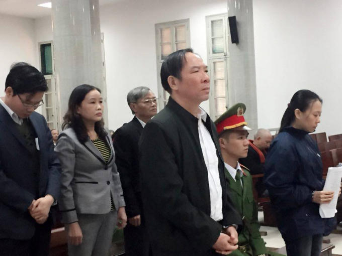 Phan Minh Nguyệt và các bị cáo trước vành móng ngựa.