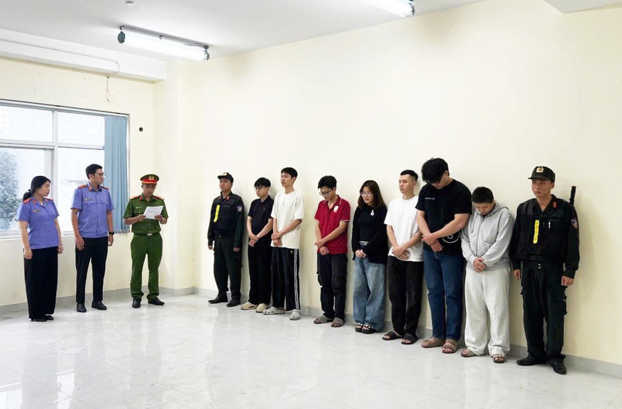 Cơ quan điều tra đã khởi tố vụ án, khởi tố bị can và bắt tạm giam 7 đối tượng để điều tra về hành vi “Buôn bán hàng cấm”.