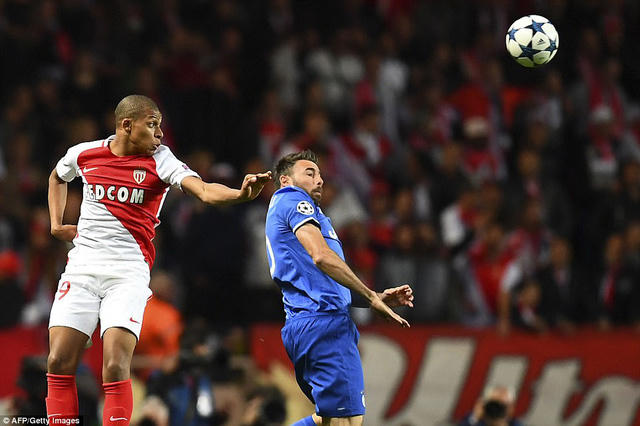 Mbappe bất lực trước hàng phòng ngự siêu đẳng của "Bà đầm già".