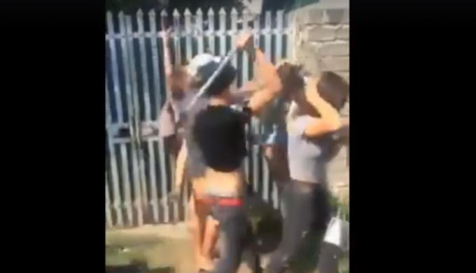 Nhóm thanh niên đánh đập một cô gái trẻ (Ảnh: Cắt từ Clip)