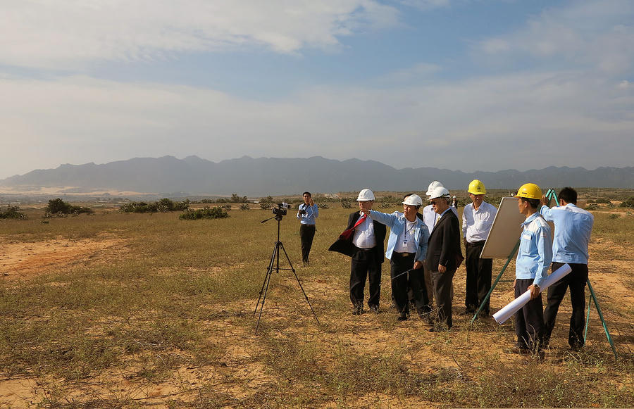 Đoàn làm việc của Cơ quan Năng lượng nguyên tử quốc tế (IAEA) tới địa điểm đề xuất xây dựng nhà máy điện hạt nhân tại Ninh Thuận vào tháng 1/2014. Nguồn: IAEA