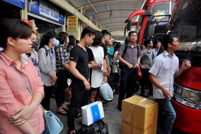 Theo phản ánh của người dân, lợi dụng dịp nghỉ lễ, nhiều chủ xe đã tự đẩy vé xe lên gấp từ 1,5 đến 2 lần. Chị Mai Thị Hương về Phú Thọ bức xúc cho biết, mọi ngày chị đi từ Hà Nội về quê chỉ có giá vé là 60 nghìn thì hôm nay bị thu 150.000 đồng. Tương tự, bà Huệ (Lạng Sơn) nói, hôm nay giá vé từ Hà Nội về Lạng Sơn cũng bị đẩy lên gấp 1,5 lần.