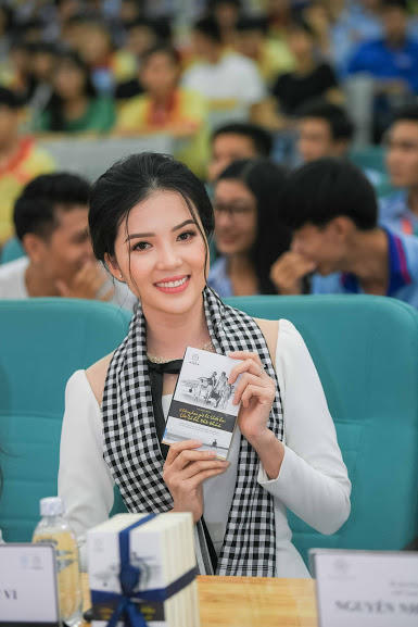 Mai Phương Th&uacute;y &ldquo;bật m&iacute;&rdquo; chiều cao thật kh&ocirc;ng như lời đồn