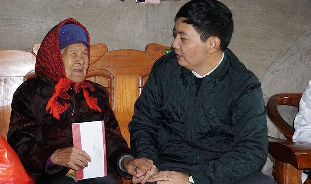 Phó Tổng biên tập Trần Đức Vinh thăm hỏi và tặng quà cho mẹ VNAH.