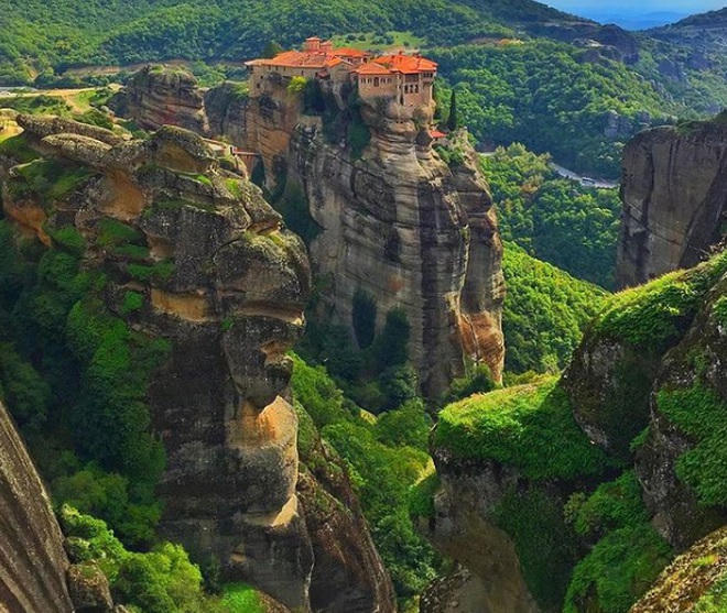Trong suốt thế kỷ 17-18, Meteora đã trở thành nơi ẩn náu của những người Hy Lạp muốn thoát khỏi sự thống trị hà khắc của các lãnh chúa Ottoman. Nơi này thu hút không chỉ các tín đồ mà còn cả các nhà thơ, triết gia và nhà tư tưởng nổi tiếng. Một số người nói rằng nếu không có các tu viện Meteora, truyền thống và văn hóa Hy Lạp sẽ chết.