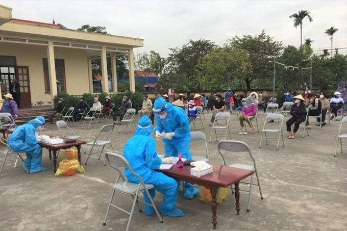 Lực lượng chức năng lấy mẫu, xét nghiệm cho toàn thể nhân dân tại các xã