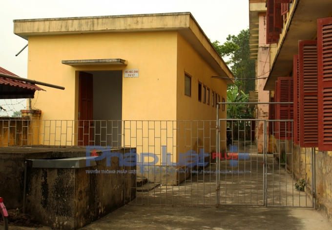 Khu vệ sinh, nơi em L. nhìn qua cửa sổ lớp 8A thì thấy mẹ mình đến đón theo như Bản tường trình (Ảnh: Đức Biên).