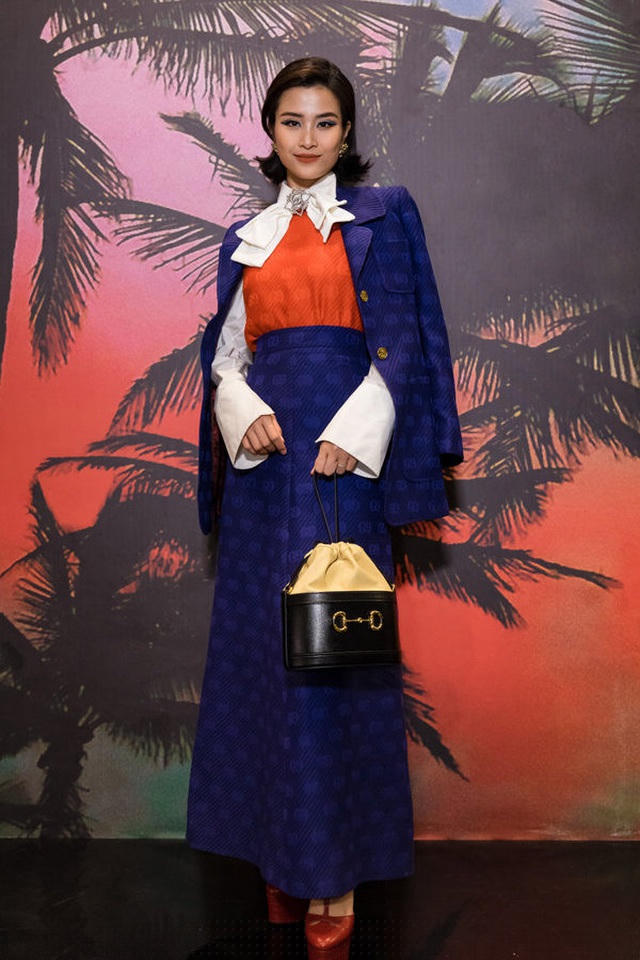 Đông Nhi có một bộ cánh với quá nhiều lớp lang, hoạ tiết và màu sắc. Chính điều này khiến cho bộ cánh của cô có phần rối rắm.