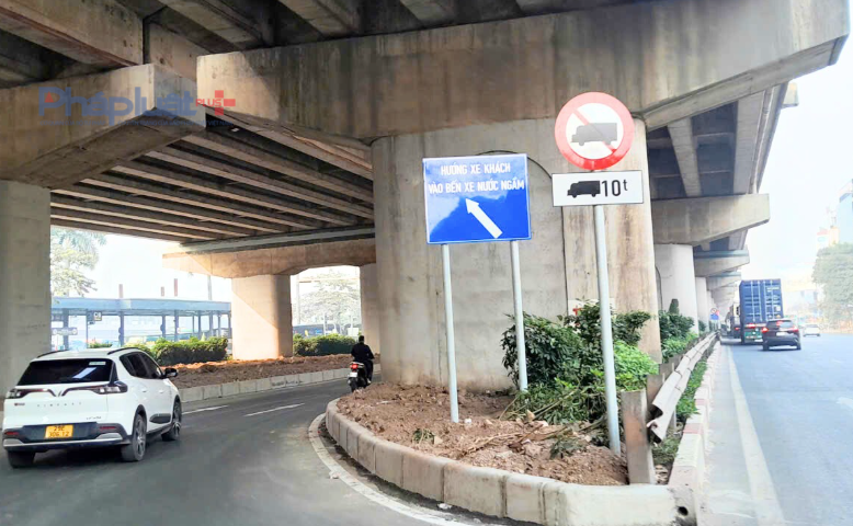 Các phương tiên di chuyển hướng từ cầu Thanh Trì về bến xe Nước Ngầm có thể rẽ trái vào gầm cầu và đi về bến xe Nước Ngầm theo biển chỉ dẫn. Tuy nhiên các phương tiện tham gia giao thông chú ý bên cạnh có biển cấm xe tải có trọng tải 10 tấn không được đi vào đường này.