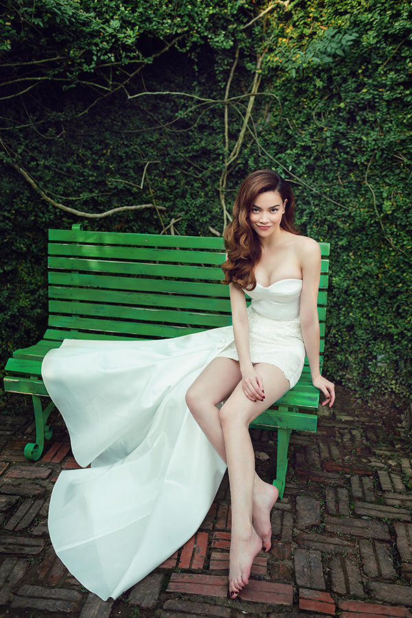 Hồ Ngọc H&agrave; &lsquo;h&oacute;a&rsquo; th&agrave;nh c&ocirc; d&acirc;u gợi cảm v&agrave; quyến rũ