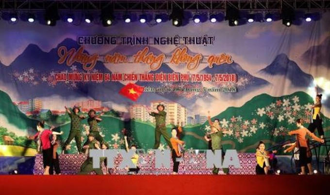 Tiết mục văn nghệ trong chương trình "Những năm tháng không quên". Ảnh: TTXVN