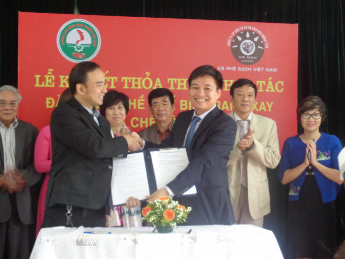 Lễ ký kết được thực hiện bởi ông Trần Việt Cường - Chủ tịch Hội đồng Quản trị Công ty Cổ phần Đầu tư Xây dựng và Văn hóa Đồng Tâm, ông Lê Hữu Dũng - Hiệu trưởng trường cao đẳng công thương Việt nam.